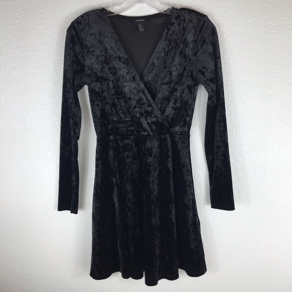 🐝 Forever 21 Velvet Black V Neck Skater Dress